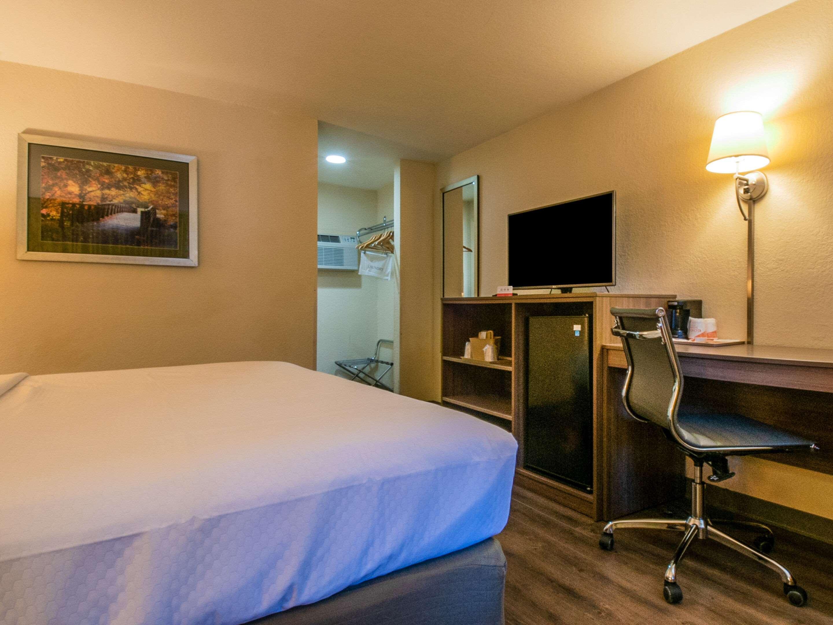 Econo Lodge Cherokee Near River Park Екстериор снимка
