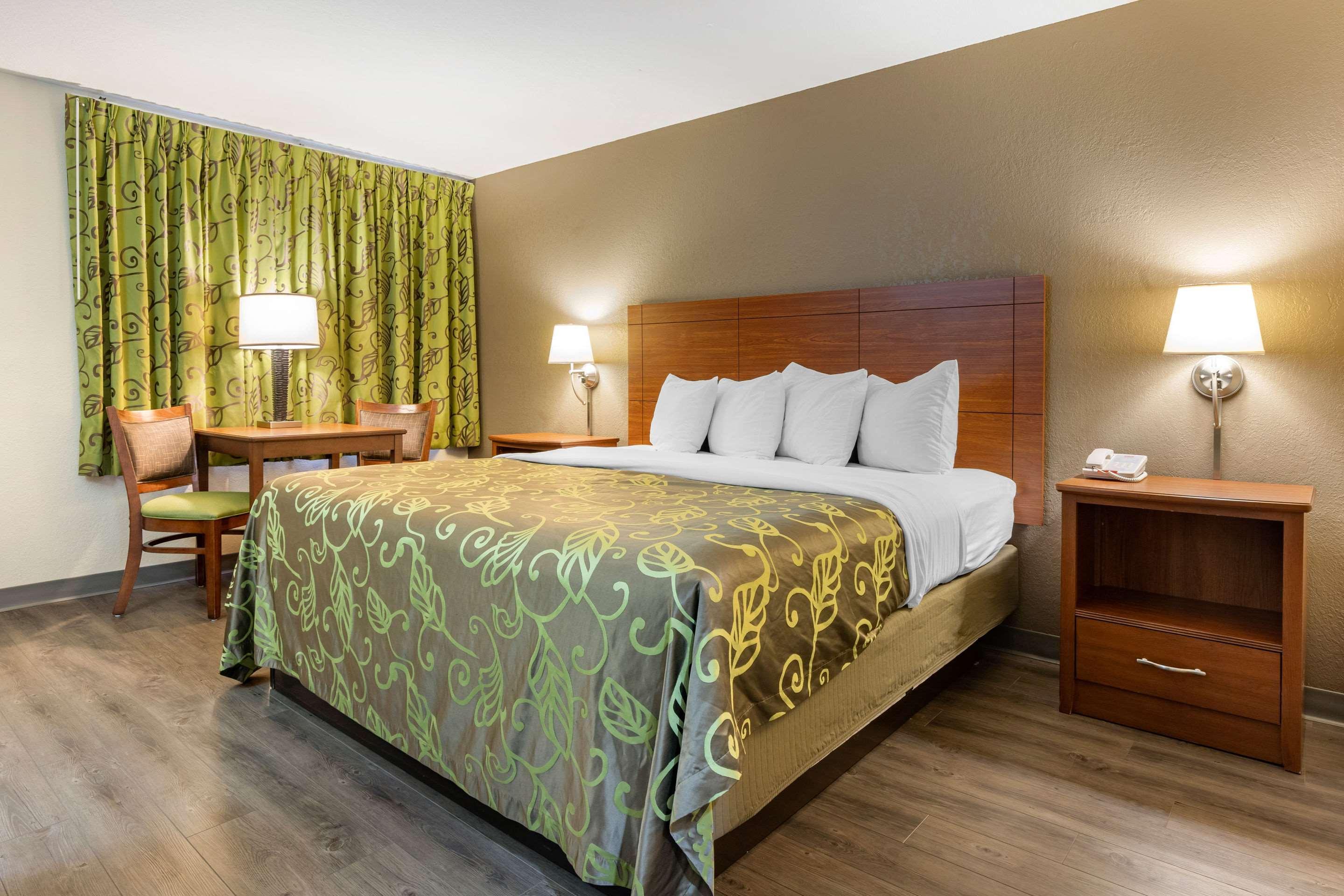 Econo Lodge Cherokee Near River Park Екстериор снимка