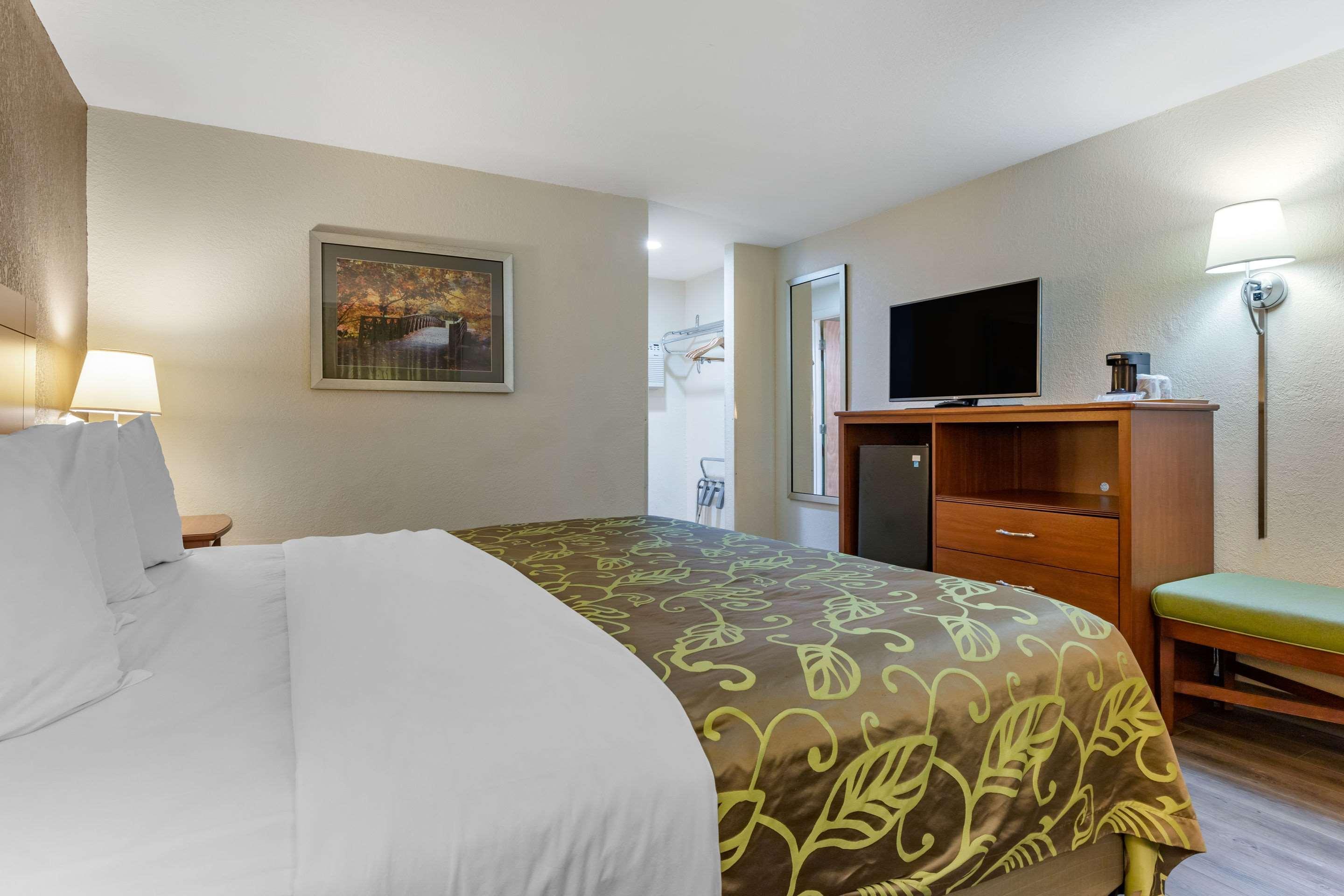Econo Lodge Cherokee Near River Park Екстериор снимка