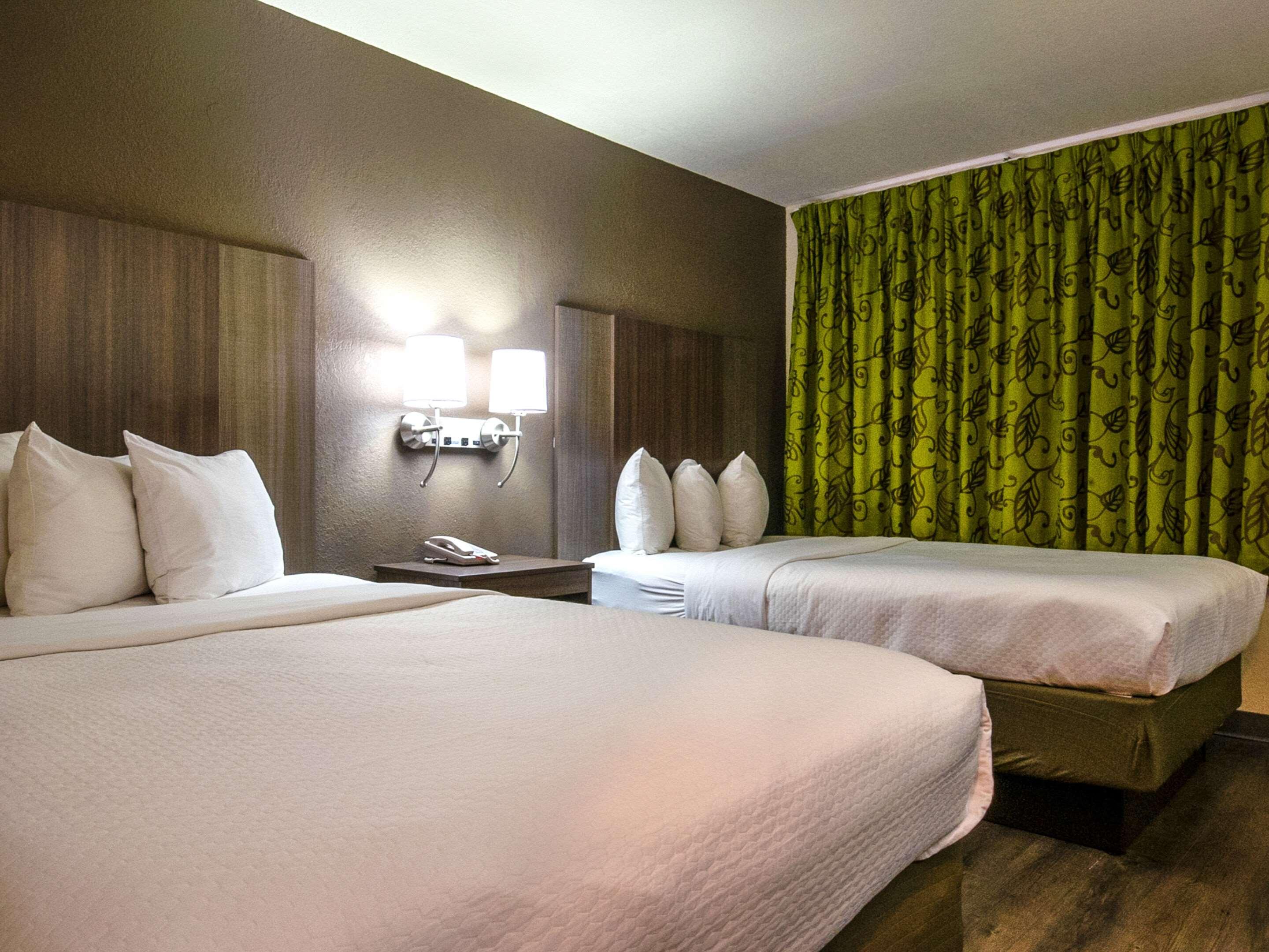 Econo Lodge Cherokee Near River Park Екстериор снимка