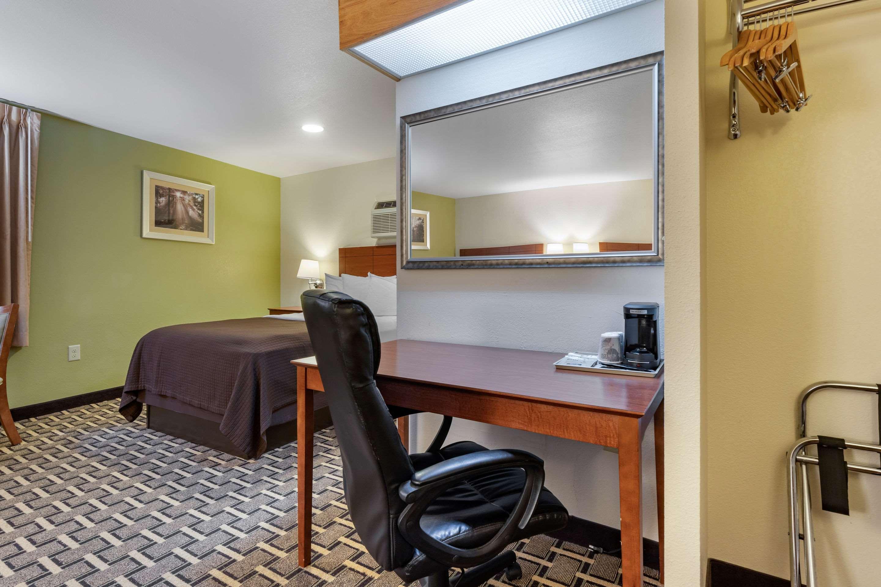 Econo Lodge Cherokee Near River Park Екстериор снимка