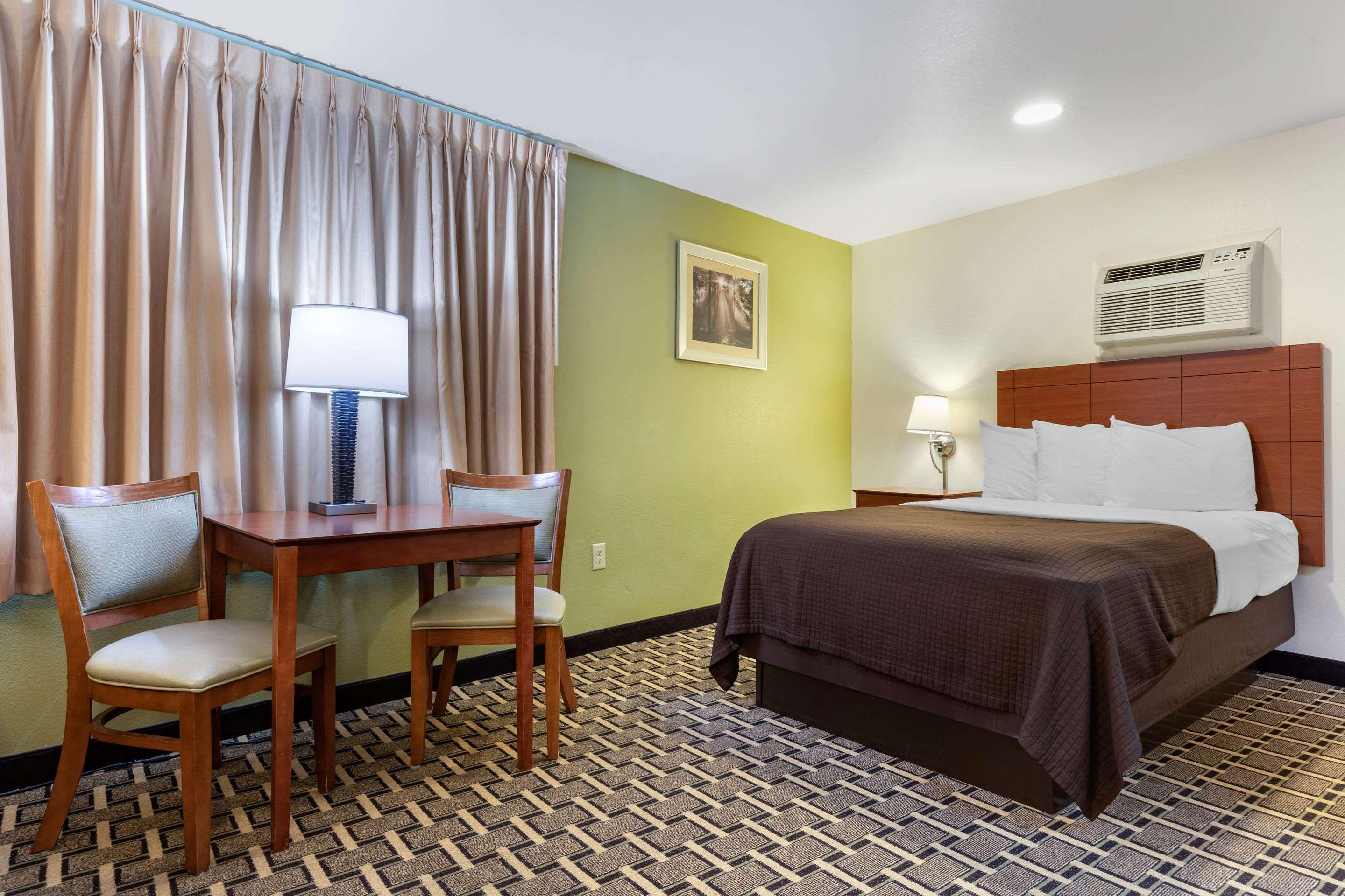 Econo Lodge Cherokee Near River Park Екстериор снимка