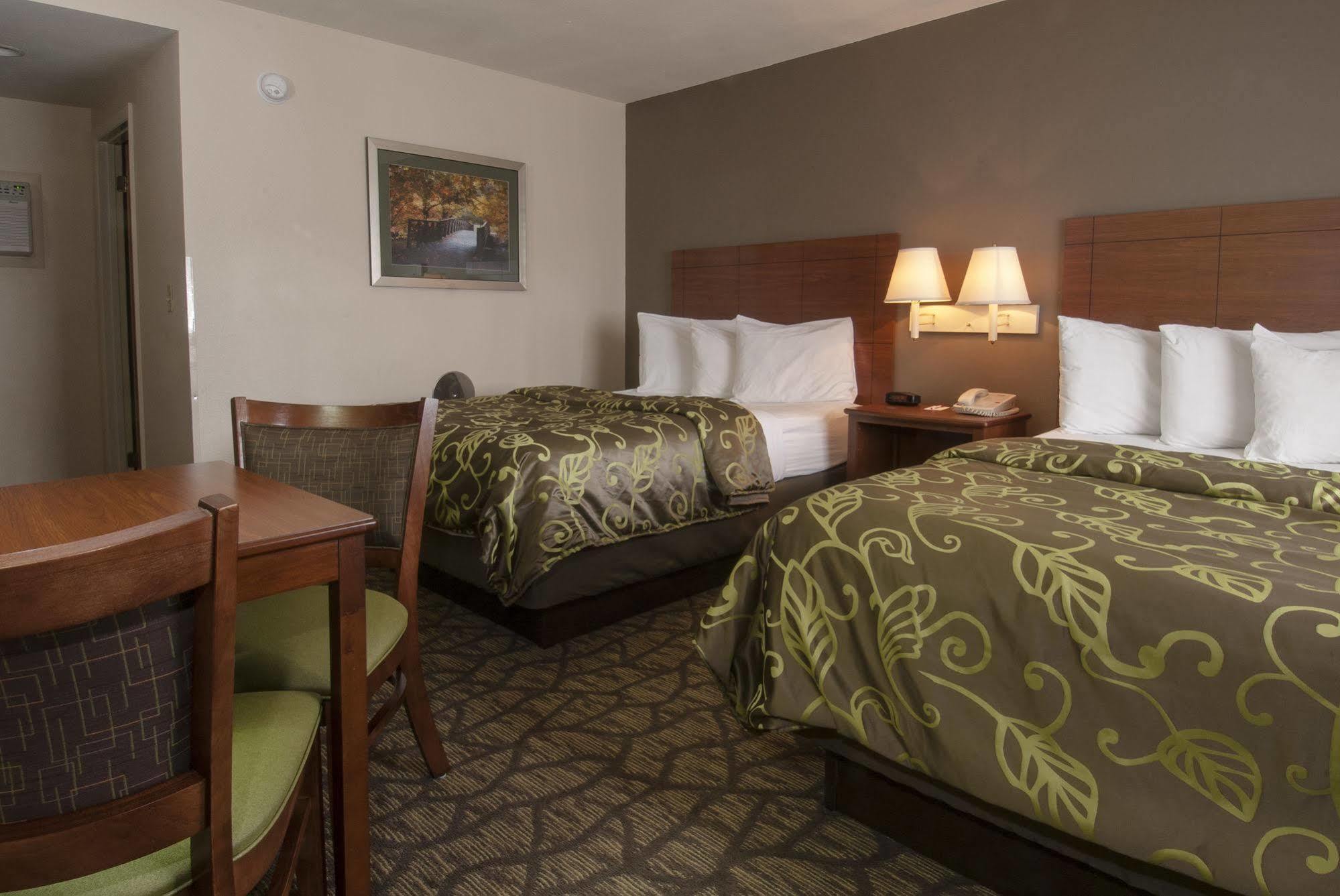 Econo Lodge Cherokee Near River Park Екстериор снимка