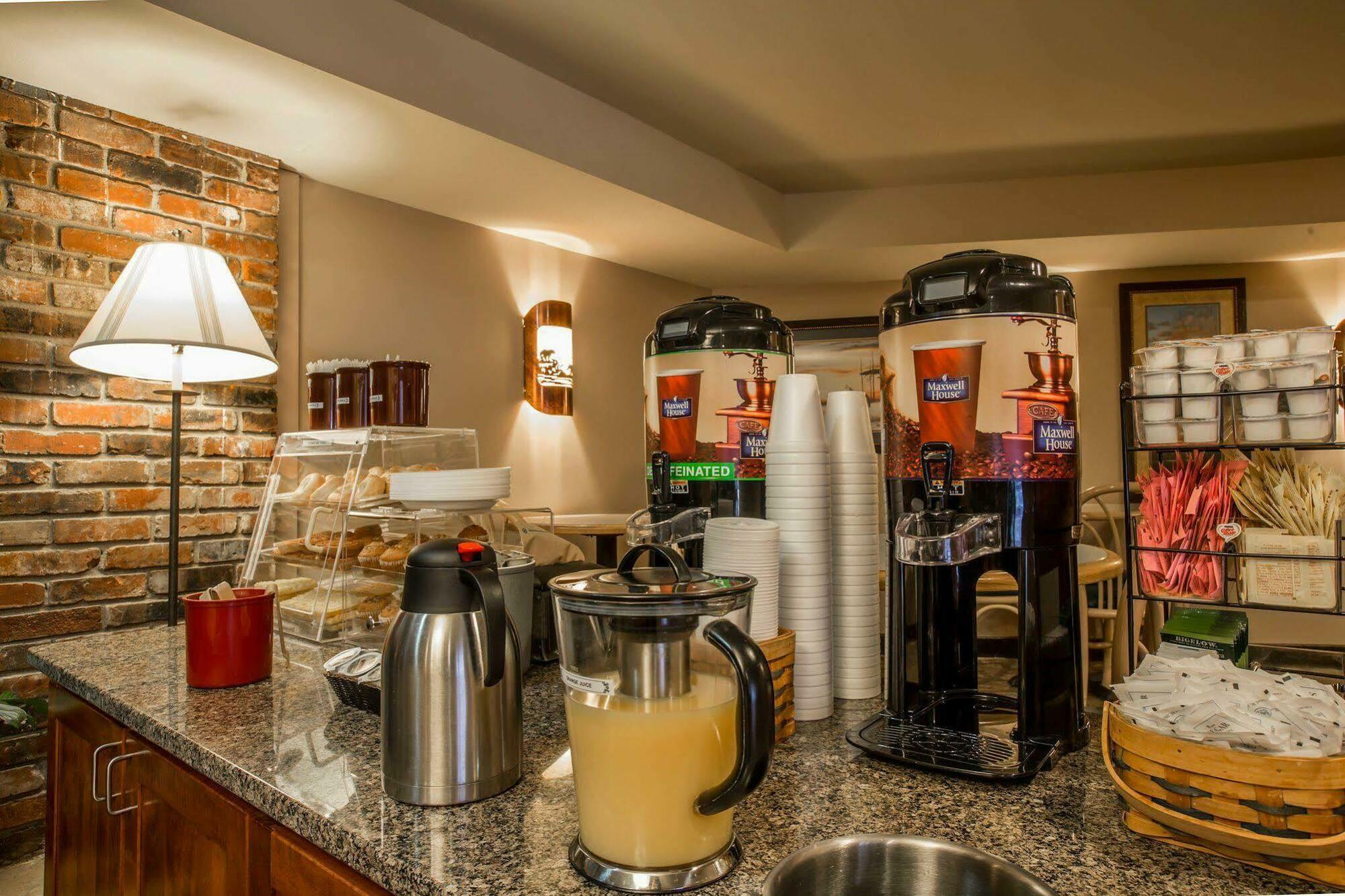 Econo Lodge Cherokee Near River Park Екстериор снимка